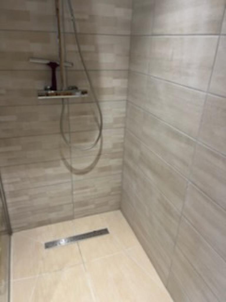 Réalisation d'une salle de bains avec douche à l'italienne dans un chalet