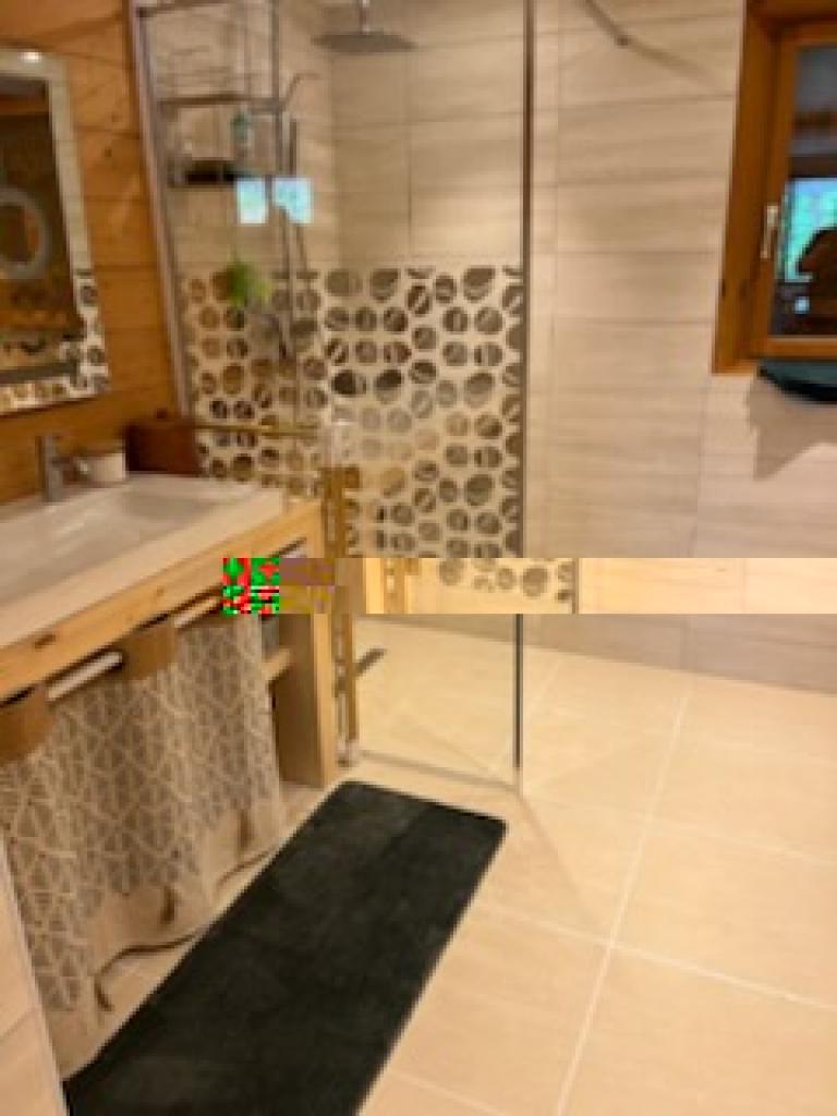 Réalisation d'une salle de bains avec douche à l'italienne dans un chalet