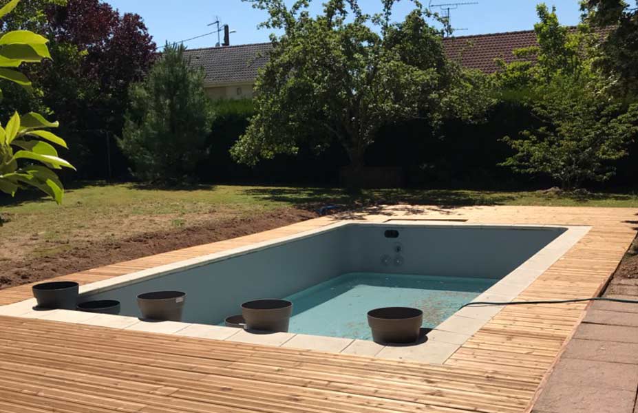 Pose de terrasse bois pour piscine